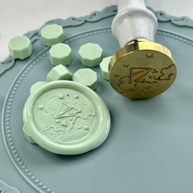 CABEZAL SELLO LACRE AVIONCITO DE PAPEL ARTESANA TALLER