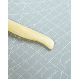 PLEGADERA DE HUESO ARTESANA TALLER