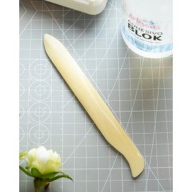 PLEGADERA DE HUESO ARTESANA TALLER